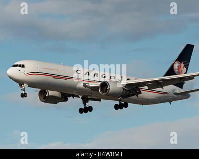 Cargojet Airways Boeing 767 C-FMIJ air cargo freighter approche finale pour l'atterrissage de l'Aéroport International de Vancouver, Canada Banque D'Images