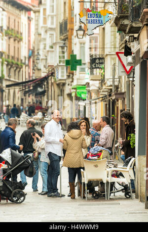 VITORIA-GASTEIZ, ESPAGNE - 16 octobre 2016 : Les gens aiment à Cuchilleria street, plein de bars et restaurants dans la ville historique Banque D'Images