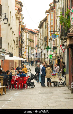 VITORIA-GASTEIZ, ESPAGNE - 16 octobre 2016 : Les gens aiment à Cuchilleria street, plein de bars et restaurants dans la ville historique Banque D'Images