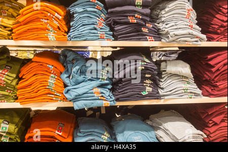 T shirts dans Primark store. Banque D'Images