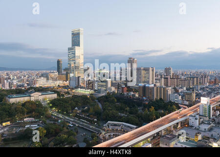 Osaka, Japon - 28 novembre 2015 : Osaka d'horizon. Abeno Harukas le plus grand bâtiment à Osaka est visible au loin. Banque D'Images