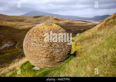 Knockan Crag Globe Sculpture.Réserve naturelle nationale.Creag a Chnocain Tearmann Nadair, Highlands du Nord-Ouest, Écosse, Royaume-Uni.La réserve naturelle nationale Knockan Crag se trouve dans le parc géoparc des Highlands du Nord-Ouest, dans la zone frontalière de Ross-Shire et Sutherland en Écosse, à 21 kilomètres (13 miles) au nord d'Ullapool.Il est centré sur les falaises de Knockan Crags, site d'intérêt scientifique spécial. Banque D'Images