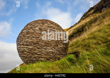 Knockan Crag Globe Sculpture.Réserve naturelle nationale.Creag a Chnocain Tearmann Nadair, Highlands du Nord-Ouest, Écosse, Royaume-Uni.La réserve naturelle nationale Knockan Crag se trouve dans le parc géoparc des Highlands du Nord-Ouest, dans la zone frontalière de Ross-Shire et Sutherland en Écosse, à 21 kilomètres (13 miles) au nord d'Ullapool.Il est centré sur les falaises de Knockan Crags, site d'intérêt scientifique spécial. Banque D'Images