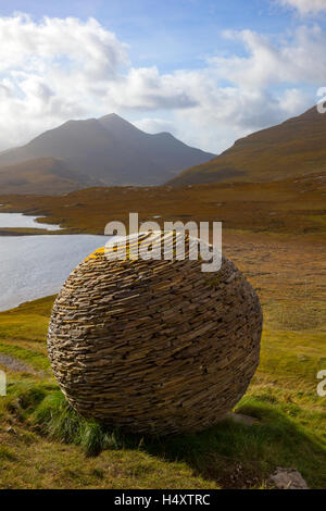 Knockan Crag Globe Sculpture.Réserve naturelle nationale.Creag a Chnocain Tearmann Nadair, Highlands du Nord-Ouest, Écosse, Royaume-Uni.La réserve naturelle nationale Knockan Crag se trouve dans le parc géoparc des Highlands du Nord-Ouest, dans la zone frontalière de Ross-Shire et Sutherland en Écosse, à 21 kilomètres (13 miles) au nord d'Ullapool.Il est centré sur les falaises de Knockan Crags, site d'intérêt scientifique spécial. Banque D'Images