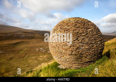 Knockan Crag Globe Sculpture.Réserve naturelle nationale.Creag a Chnocain Tearmann Nadair, Highlands du Nord-Ouest, Écosse, Royaume-Uni.La réserve naturelle nationale Knockan Crag se trouve dans le parc géoparc des Highlands du Nord-Ouest, dans la zone frontalière de Ross-Shire et Sutherland en Écosse, à 21 kilomètres (13 miles) au nord d'Ullapool.Il est centré sur les falaises de Knockan Crags, site d'intérêt scientifique spécial. Banque D'Images