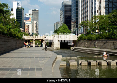 Cheonggyecheon Stream à Séoul, Corée du Sud en été Banque D'Images