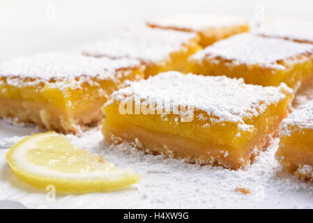 Dessert de fruits carrés au citron, vue en gros Banque D'Images