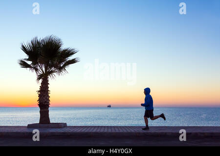 Jeune homme jogging le matin faisant front de forme physique Banque D'Images