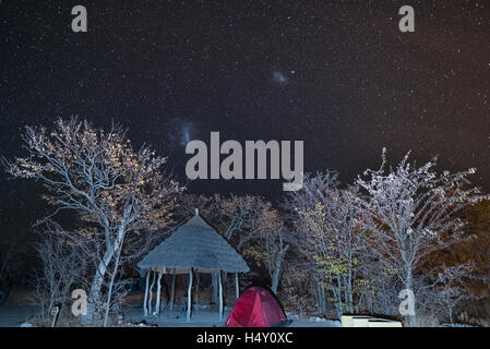 Camping sous le ciel étoilé et les majestueux Nuages de Magellan, une luminosité étonnante, capturés dans le sud de l'Afrique. Tente et Aca Banque D'Images