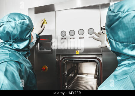 Deux scientifiques du laboratoire de travail tableau de bord Banque D'Images