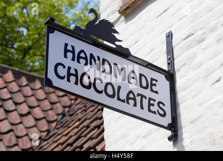 Vieux métal signe pour chocolat artisanal shop dans Walstraat, Bruges, Belgique Banque D'Images