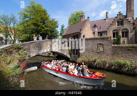 Bonifacius bridge et touristes de prendre une excursion en bateau sur le canal de Bakkersrei, Bruges, Belgique Banque D'Images