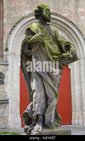 La statue de l'apôtre Pierre en face de la cathédrale Sint-Salvator, Bruges Banque D'Images