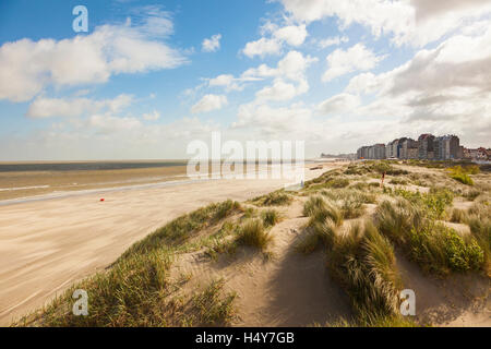 Plage de la mer du Nord, les dunes et les immeubles à appartements à Knokke, Belgique Banque D'Images