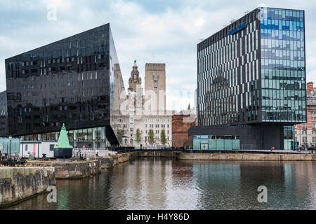 Avis de Liverpool est bloqué par trois Grâces et reflétées dans les nouvelles constructions modernes Banque D'Images