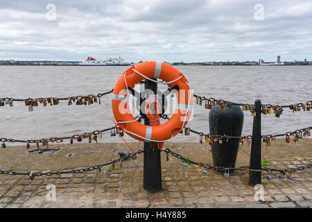 Serrures de l'amour le long de la clôture sur les rives de la Mersey près de l'Albert Dock Banque D'Images