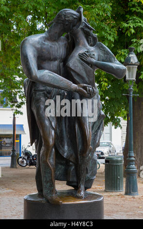 "La statue des amoureux dans la place Burg bordé d'arbres Banque D'Images