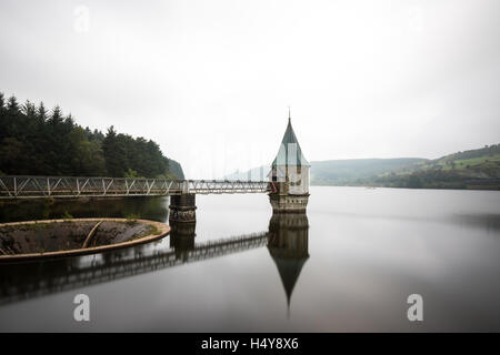 Vue d'exposition longue réservoir Pontsticill près de Merthyr Tydfil et Brecon Beacons, Galles du Sud Le Taff Fechan daming. Jour brumeux Banque D'Images