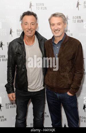 Bruce Springsteen et Antoine de Caunes, présentateur de la télévision française, en tant que chanteur-compositeur, discutent de son autobiographie née à Run, lors d'une conversation organisée aujourd'hui à l'ICA à Londres. Banque D'Images