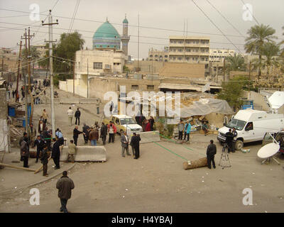 30 janvier 2005 La scène à l'extérieur d'un bureau de vote à Bagdad's Karada salon le jour de l'premières élections démocratiques. Banque D'Images