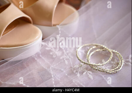 Chaussures de mariée et accessoires de mariage sur fond d'un voile Banque D'Images