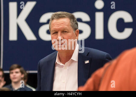 Le gouverneur John Kasich parlant à une foule à l'Utah Valley University Town Hall avec Gov. John Kasich, le 18 mars 2016 à Orem, Utah. Banque D'Images