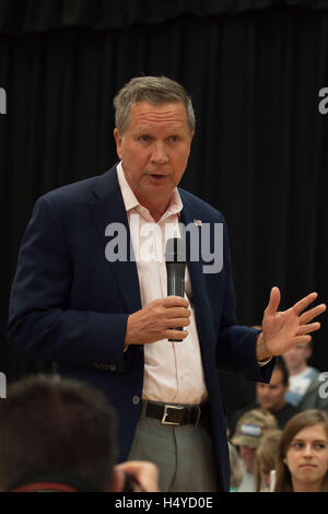 Le gouverneur John Kasich parlant à une foule à l'Utah Valley University Town Hall avec Gov. John Kasich, le 18 mars 2016 à Orem, Utah. Banque D'Images