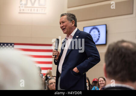 Le gouverneur John Kasich parlant à une foule à l'Utah Valley University Town Hall avec Gov. John Kasich, le 18 mars 2016 à Orem, Utah. Banque D'Images