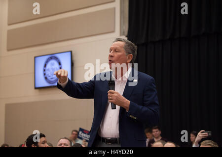 Le gouverneur John Kasich parlant à une foule à l'Utah Valley University Town Hall avec Gov. John Kasich, le 18 mars 2016 à Orem, Utah. Banque D'Images