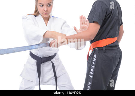 Jeune athlète à l'entraînement avec un partenaire, en cas de légitime défense. Banque D'Images