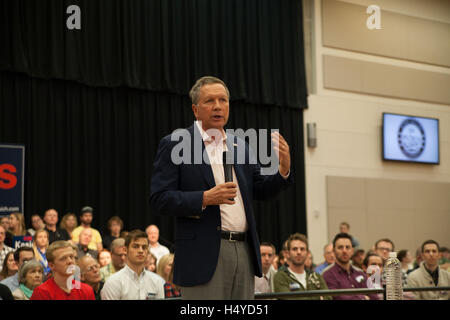 Le gouverneur John Kasich parlant à une foule de supporters à l'Utah Valley University Town Hall avec Gov. John Kasich, le 18 mars 2016 à Orem, Utah. Banque D'Images