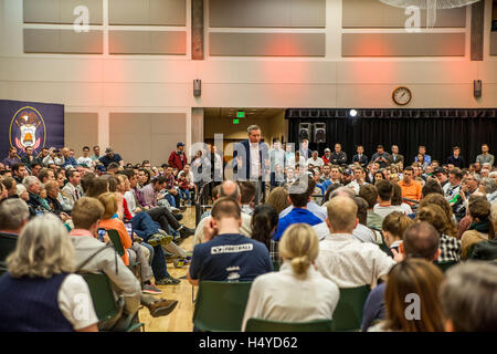 Le gouverneur John Kasich parlant à une foule de supporters à l'Utah Valley University Town Hall avec Gov. John Kasich, le 18 mars 2016 à Orem, Utah. Banque D'Images