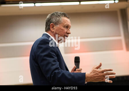 Le gouverneur John Kasich parlant à une foule à l'Utah Valley University Town Hall avec Gov. John Kasich, le 18 mars 2016 à Orem, Utah. Banque D'Images