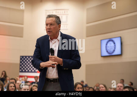 Le gouverneur John Kasich parlant à une foule à l'Utah Valley University Town Hall avec Gov. John Kasich, le 18 mars 2016 à Orem, Utah. Banque D'Images