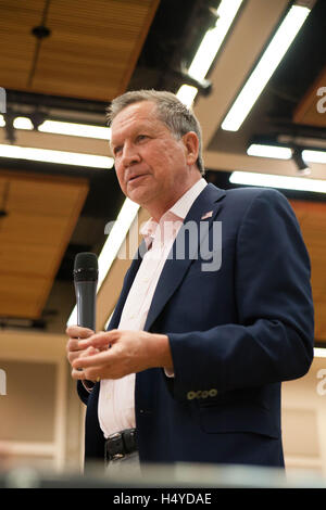 Le gouverneur John Kasich parlant à une foule à l'Utah Valley University Town Hall avec Gov. John Kasich, le 18 mars 2016 à Orem, Utah. Banque D'Images