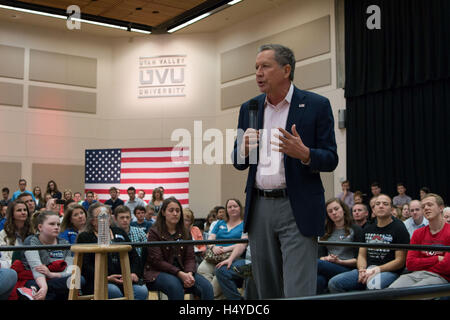 Le gouverneur John Kasich parlant à une foule de supporters à l'Utah Valley University Town Hall avec Gov. John Kasich, le 18 mars 2016 à Orem, Utah. Banque D'Images