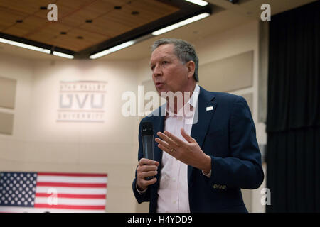 Le gouverneur John Kasich parlant à une foule à l'Utah Valley University Town Hall avec Gov. John Kasich, le 18 mars 2016 à Orem, Utah. Banque D'Images