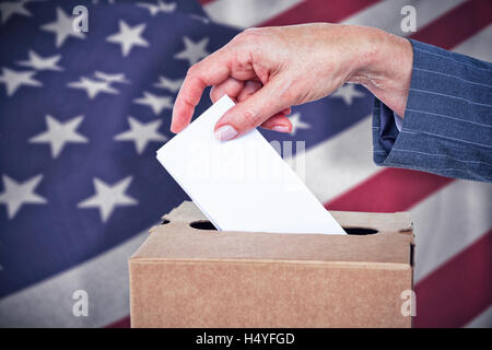 Image composite de close-up of businesswoman putting bulletin de vote fort Banque D'Images