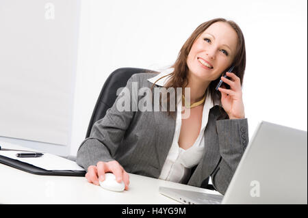 Femme d'affaires à l'œuvre dans le bureau Banque D'Images