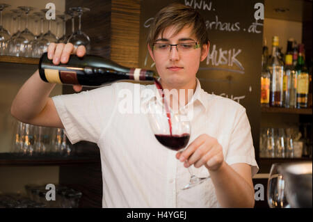 Waiter pouring wine Banque D'Images