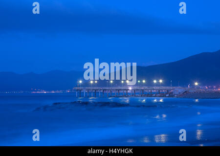 Heure bleue sur la côte, de la jetée, Pietra Ligure, d'Azur, Ligurie, Italie, Europe Banque D'Images