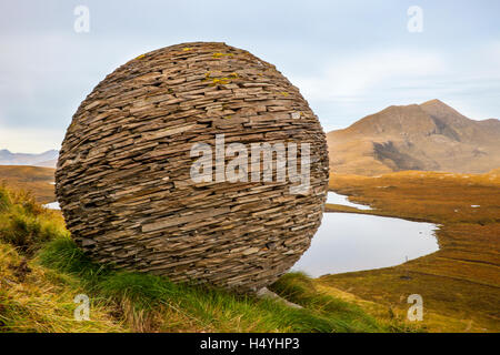 Knockan Crag Globe Sculpture.Réserve naturelle nationale.Creag a Chnocain Tearmann Nadair, Highlands du Nord-Ouest, Écosse, Royaume-Uni.La réserve naturelle nationale Knockan Crag se trouve dans le parc géoparc des Highlands du Nord-Ouest, dans la zone frontalière de Ross-Shire et Sutherland en Écosse, à 21 kilomètres (13 miles) au nord d'Ullapool.Il est centré sur les falaises de Knockan Crags, site d'intérêt scientifique spécial. Banque D'Images