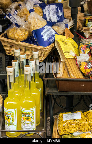 Les spécialités locales en vente dans un magasin de Menaggio, Lac de Côme, Lombardie, Italie Banque D'Images