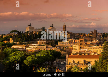 City skyline at sunset, Rome, Latium, Italie Banque D'Images