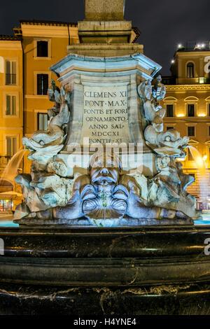 Vue nocturne de la fontaine sur la Piazza della Rotonda, Rome, Latium, Italie Banque D'Images