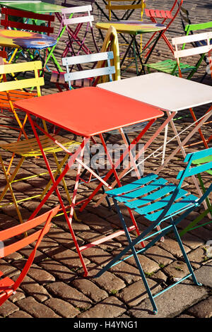 Moderne, tendance colorée des tables et des chaises au café de la rue d'Helsinki FINLANDE Banque D'Images