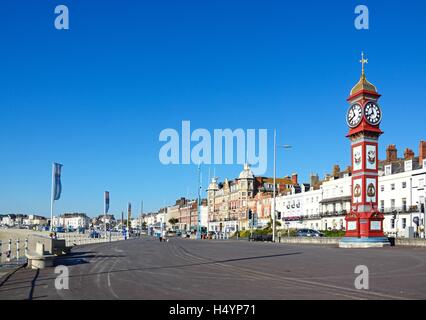 Vue de la tour de l'horloge du jubilé de la reine Victoria le long de la promenade de l'Esplanade avec des hôtels et des pensions pour l'arrière, Weymouth, Royaume-Uni. Banque D'Images
