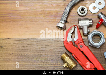 Soupape thermostatique et outils plombier sur fond de bois Banque D'Images