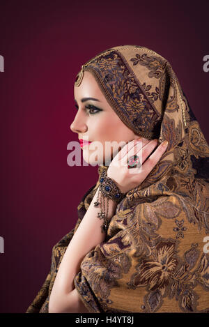 Femme musulmane avec bijoux nice Banque D'Images