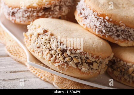 Dessert : argentin alfajores les cookies sur une plaque sur la table horizontale de macro. Banque D'Images